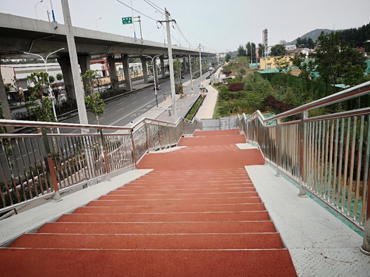 ee82d90e42f344 济南市工业北路急剧路建设人行天桥云顶国际